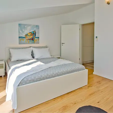 Apartment 2 Bedroom Lovely In Hvar *